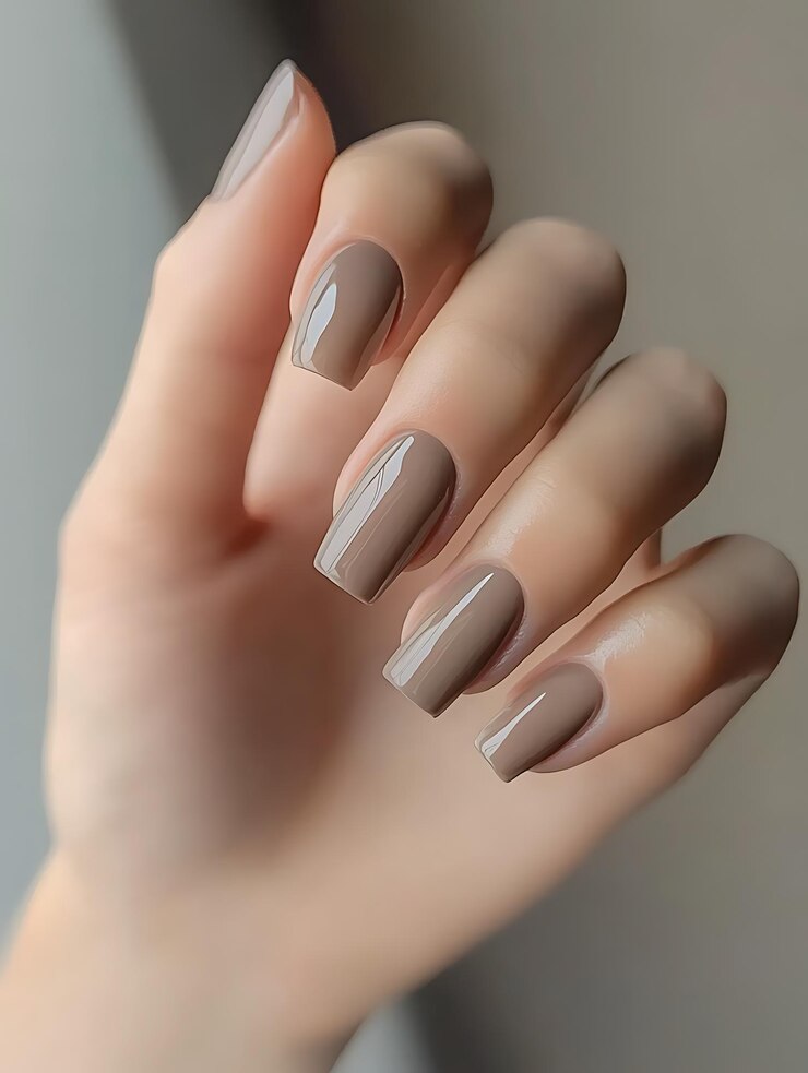Foto alguien está sosteniendo un mani con un color beige en él