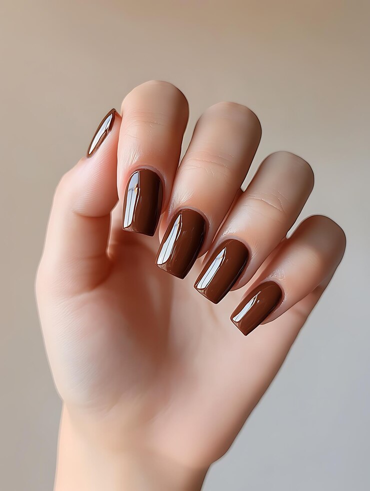 Foto alguien está sosteniendo un mani marrón con un diseño metálico en él