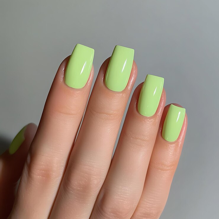 Foto alguien está sosteniendo un mani verde con un esmalte de uñas amarillo