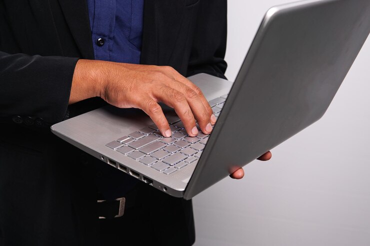 Foto alguien está usando una computadora portátil para escribir en el teclado