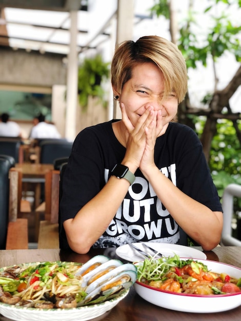 Alguien feliz con la comida tailandesa