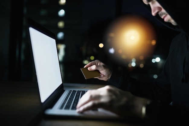 Alguien se lleva una desagradable sorpresa Captura de un delincuente serio usando una computadora portátil para piratear una cuenta de crédito