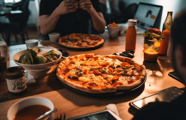 Foto alguien está en una mesa con pizza y comida.