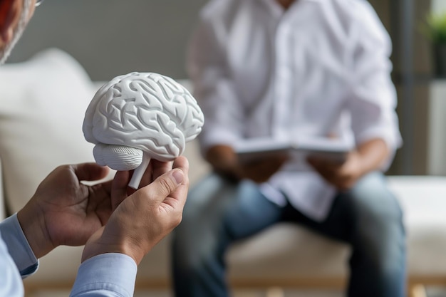 Foto alguien está sosteniendo un modelo de un cerebro en su mano generativa ai