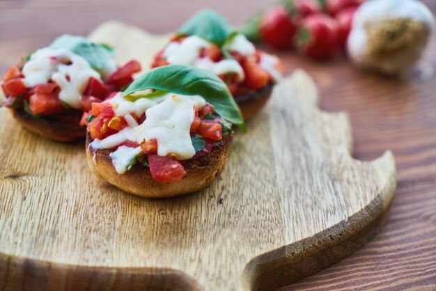 Algum pão com tomate