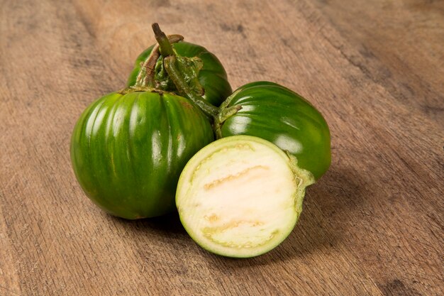 Foto de Banca De Mercado Com Jilo Verde Brasileiro Berinjela Escarlate e  mais fotos de stock de Berinjela - iStock