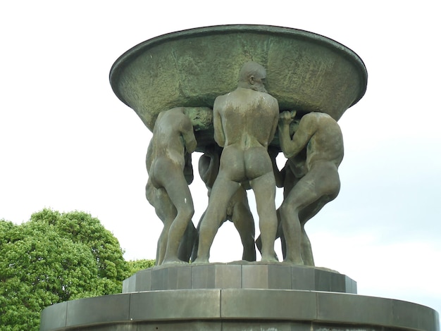 Foto algumas das esculturas da instalação vigeland dentro do parque frogner em oslo, noruega