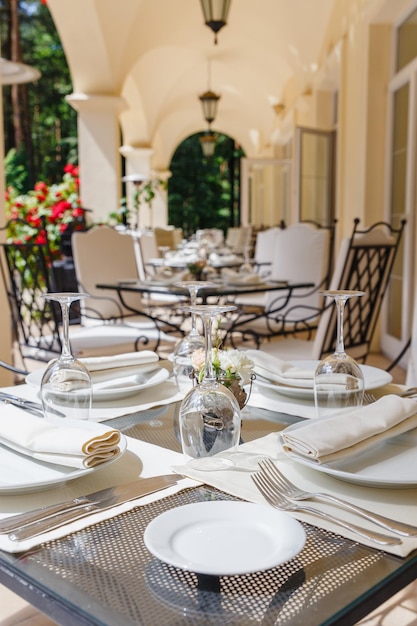 Algumas das mesas decoradas na área externa do restaurante