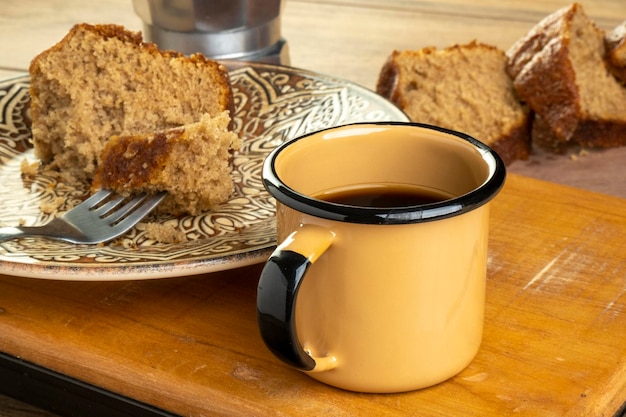 Algumas fatias de bolo de banana com uma xícara de café.