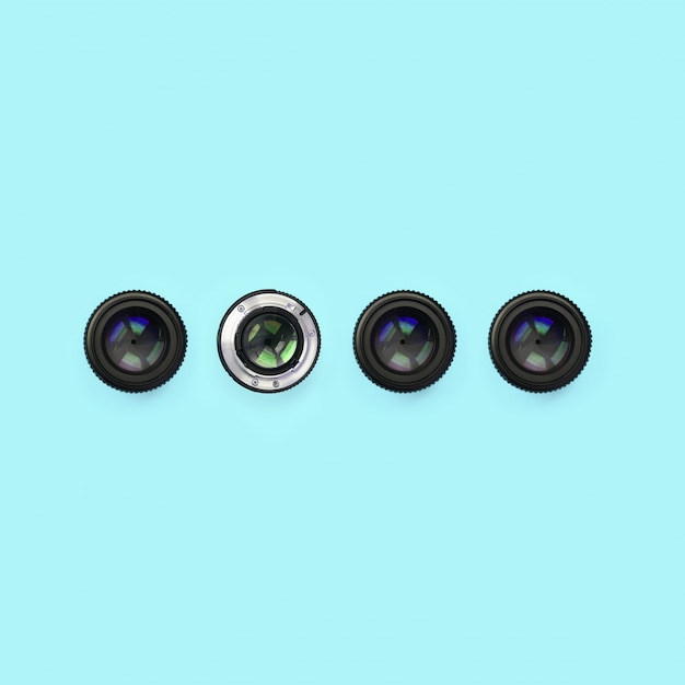 Algumas lentes de câmera com uma abertura fechada mentir sobre textura de papel de cor azul pastel moda