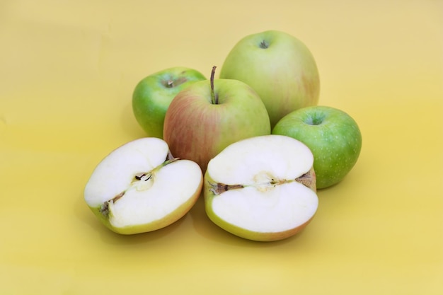 Algumas maçãs em benefícios de fundo amarelo do conceito de maçãs