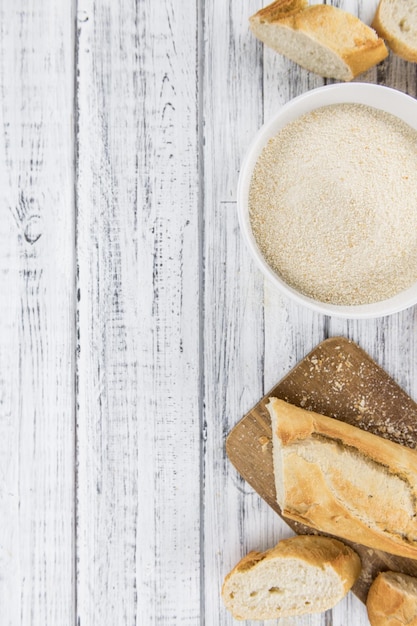 Algumas migalhas de pão frescas em fundo de madeira foco seletivo closeup tiro