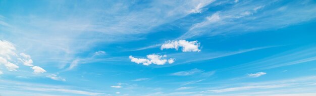 Algumas nuvens em um céu de verão