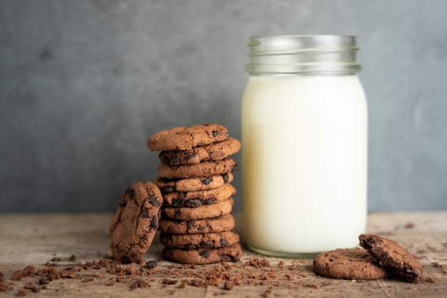 Algumas pilhas de biscoitos e um copo de leite fresco