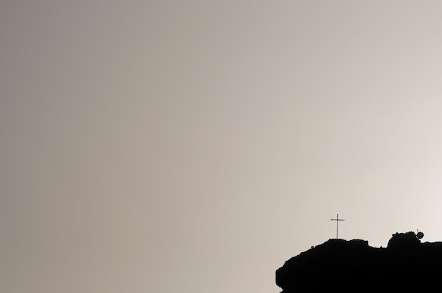 Algunas antenas silueteadas en la cima de una colina