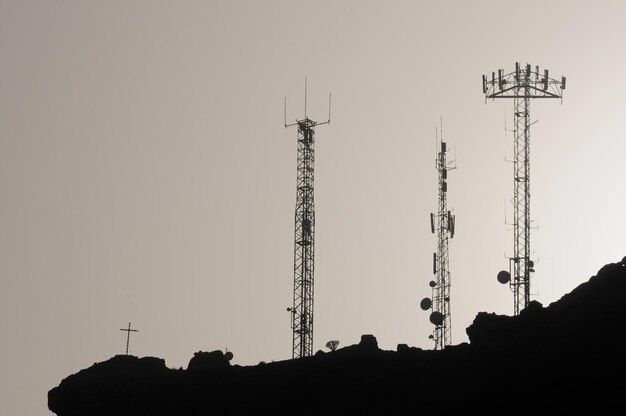 Algunas antenas silueteadas en la cima de una colina