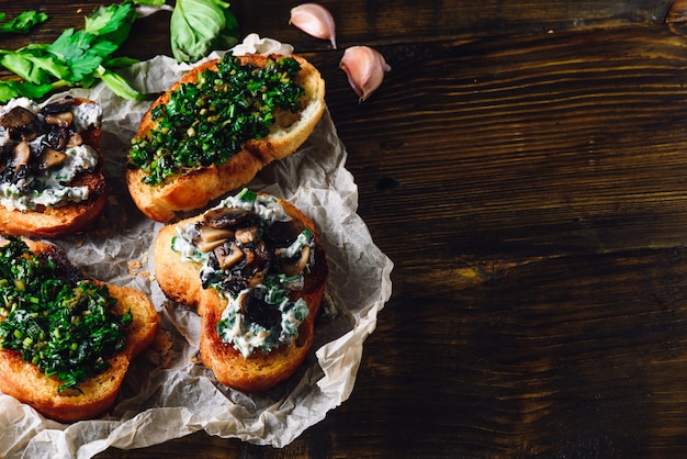 Algunas bruschettas sobre fondo de madera