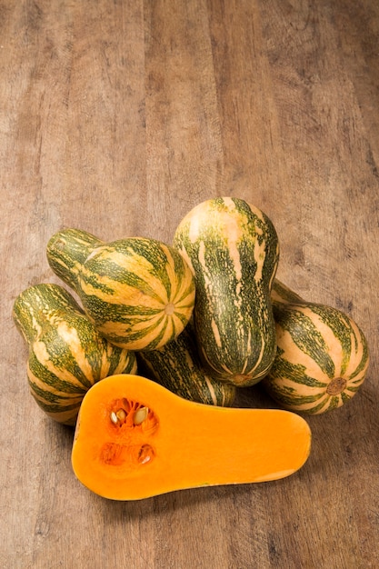 Algunas calabazas Paulistan en una canasta sobre una superficie de madera en un espacio de plantación de calabazas. Vegetal fresco.