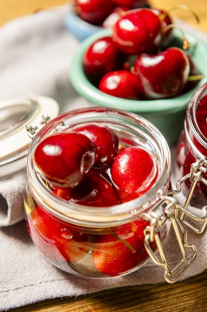 Algunas cerezas enlatadas maduras en un claro