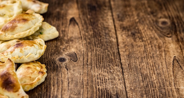 Algunas empanadas recién hechas enfoque selectivo primer plano