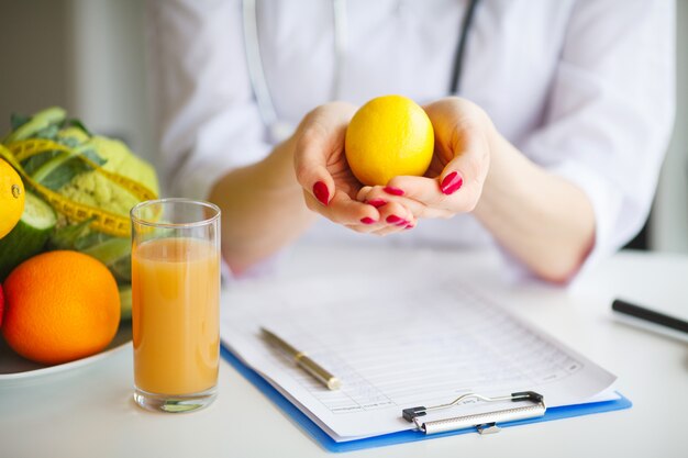 Algunas frutas como manzanas, kiwis, limones y bayas en la tabla nutricionista