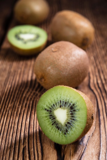 Foto algunas frutas de kiwi frescas