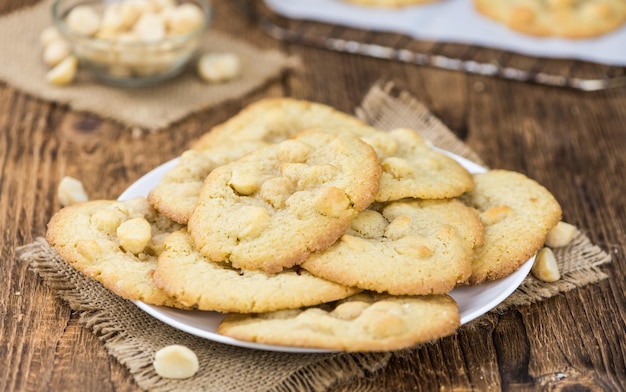 Algunas galletas frescas sobre fondo de madera primer plano de enfoque selectivo