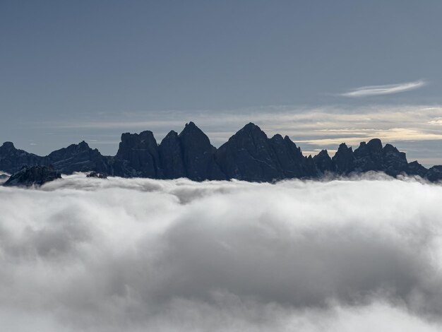 Algunas nubes cubren el valle mientras que la cima de la montaña aún no está cubierta por las nubes.