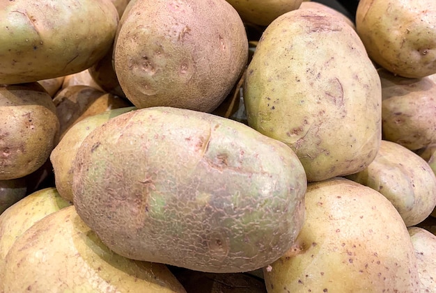 Algunas patatas orgánicas crudas en el mercado de productos frescos Alimentos dietéticos