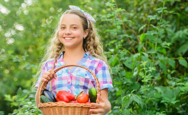 Algunos alimentos cosechan vitamina mercado de primavera jardín alimentos saludables para niños pequeño granjero feliz cosecha de otoño niño en la granja de verano Alimentos orgánicos niña vegetal en la cesta Solo natural