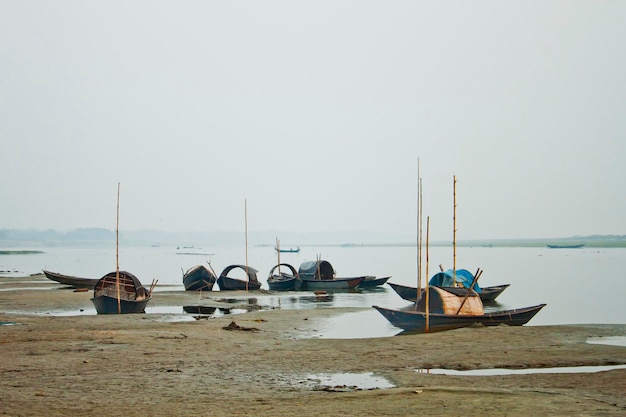 Algunos barcos de pesca están estacionados en el río seco en invierno