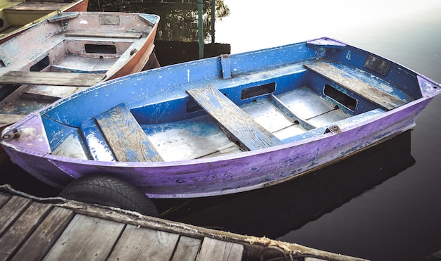 Algunos barcos viejos en el muelle.