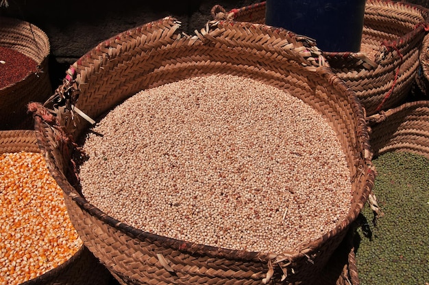 Algunos cereales en el mercado local de la ciudad de Arusha, Tanzania