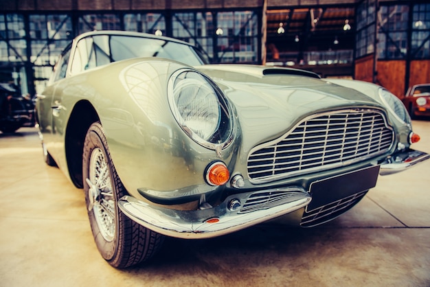 Algunos coches clásicos antiguos. Hermosa exposición de transporte de estilo retro.