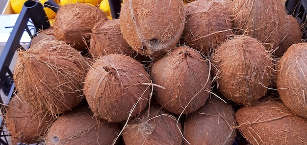 Algunos cocos marrones a la venta con textura de cerca