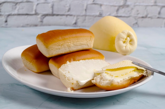 Algunos panecillos en Brasil se llaman Bisnaguinha rellenos de queso y queso crema.