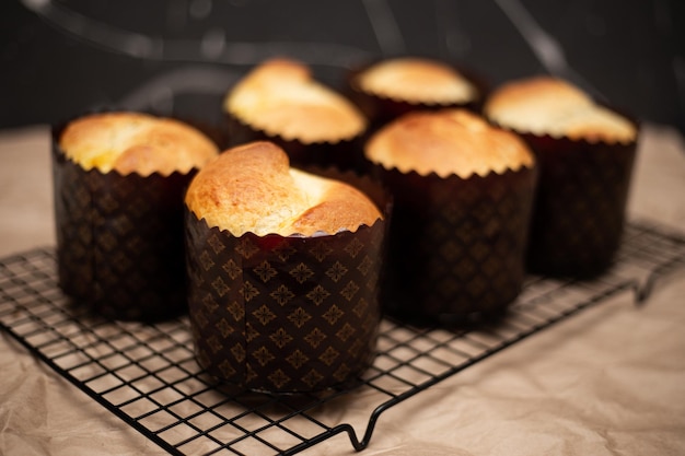 Algunos pasteles de pascua están sobre la mesa.