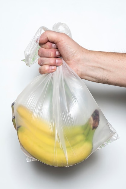 Foto algunos plátanos en una bolsa de plástico