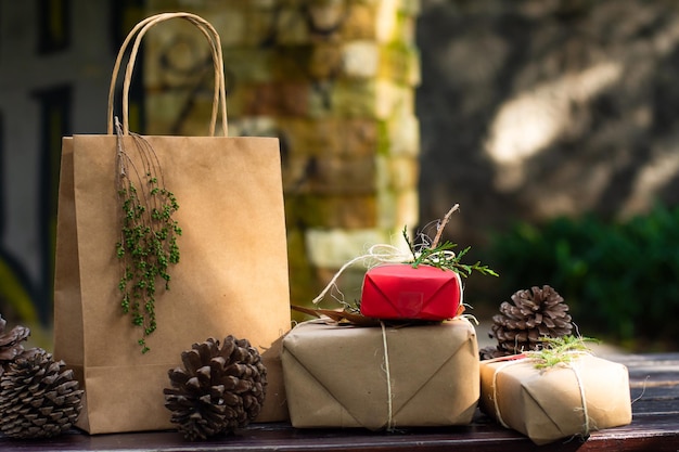 Algunos regalos de navidad en una mesa de madera