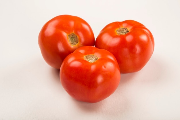 Algunos tomates. Vegetal fresco.