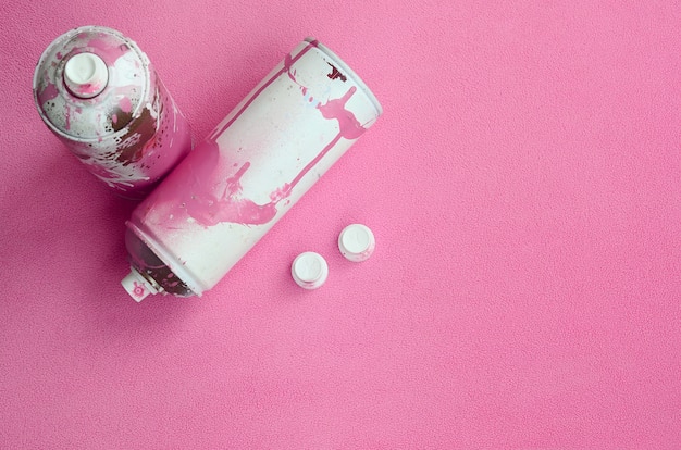 Algunos usaban latas de aerosol de color rosa y boquillas con gotas de pintura