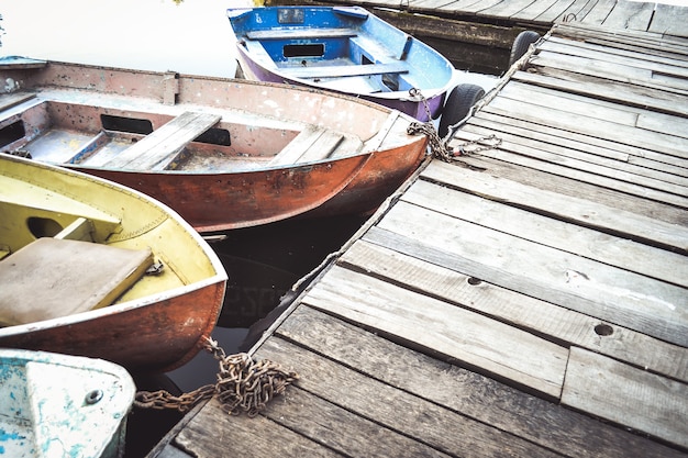 Alguns barcos antigos no cais