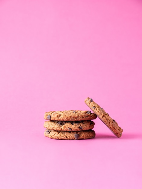 Alguns biscoitos isolados no fundo rosa