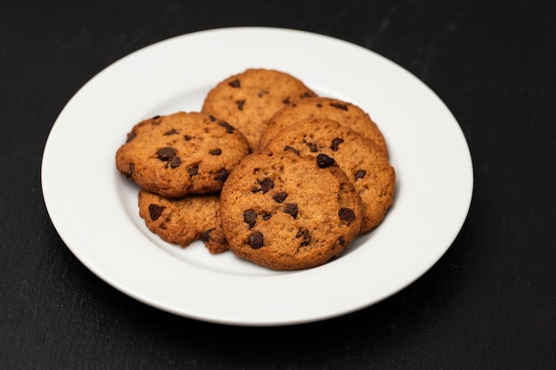 Alguns biscoitos saborosos frescos com lascas de chocolate