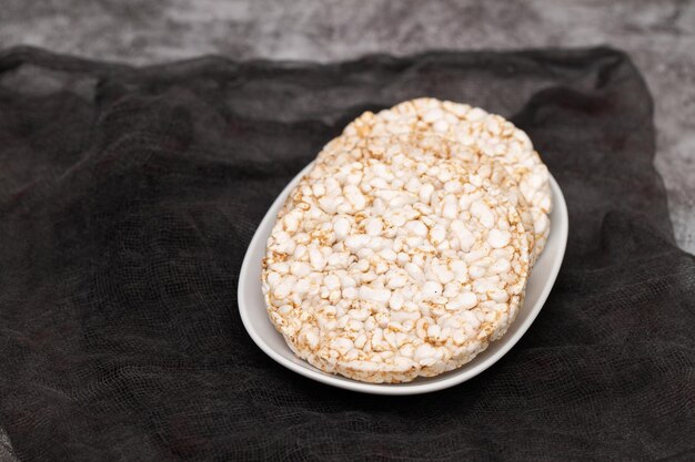 Foto alguns bolos de arroz crocantes em um prato branco