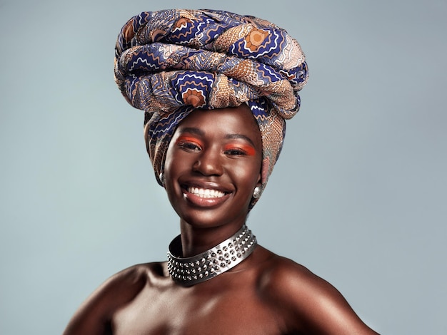 Alguns dizem que envoltório de cabeça, eu digo coroa Foto de estúdio de uma bela jovem vestindo um tradicional envoltório de cabeça africano contra um fundo cinza