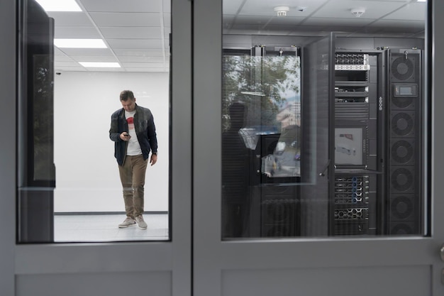 Alguns engenheiros de servidor cooperam em data centers de alta tecnologia. Equipe de técnicos atualizando hardware inspecionando o desempenho do sistema na sala do supercomputador ou fazenda de mineração de criptomoedas.