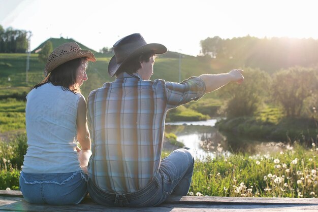 Alguns jovens admiram o pôr do sol na noite de primavera