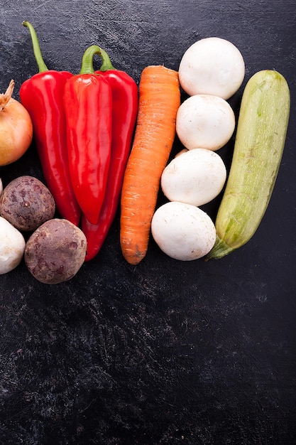 Alguns legumes em uma mesa de madeira escura