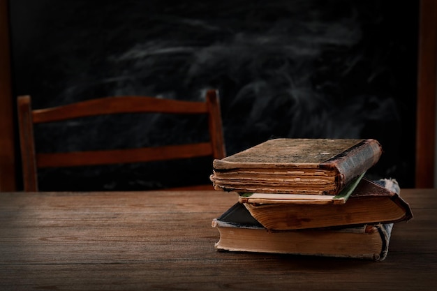 Alguns livros na mesa de madeira